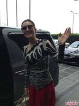 组图：巩俐裤装现身机场 亲民微笑热情拥抱道别