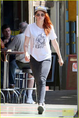 组图：克里斯汀-斯图尔特休闲装扮 纹身吸睛