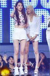 组图：f(x)首秀新歌 海盗造型冷艳性感