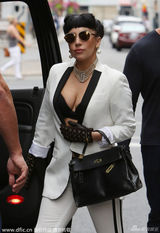 组图：Gaga当街抓腋下瘙痒 白色西装露胸前春光