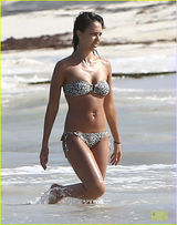 组图：杰西卡阿尔芭泳装秀曲线 与老公恩爱共浴