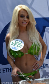 组图：生菜小姐性感助阵公益为民众夹香肠