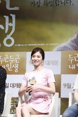 组图：宋慧乔粉嫩宣传新片 短裙落座险走光