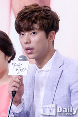 组图：韩星郑有美出席发布会 长裙显优雅