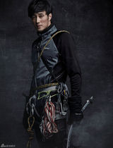 组图：苏志燮拍写真 穿羽绒服露紧致腹肌