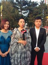 组图：黄绮珊低胸装古典风情 携和声学生亮相