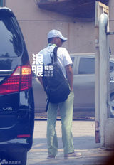 独家：文章与家人朋友吃饭 司机护送一路低头