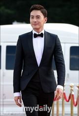 组图：胡歌亮相韩国颁奖礼 大胡子梳背头难认出