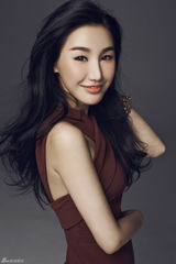 组图：刘璐珈时尚高冷写真 性感礼裙魔鬼身材