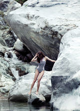 组图：周韦彤性感泳衣秀美腿 写真集将上市