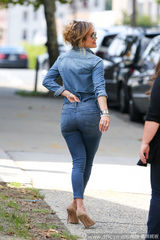 组图：洛佩兹牛仔装牵宝贝出街 红唇美臀迷死人