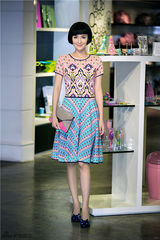 组图：于越复古造型清新甜美 挑战英伦中性风