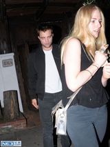 组图：暮光男帕丁森与神秘女子外出疑似新恋情