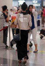 独家：高圆圆机场送赵又廷离京 闸口秀恩爱