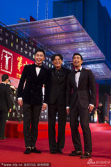 组图： 郑恺孙坚亮相 巧搭领结比青春赛帅气