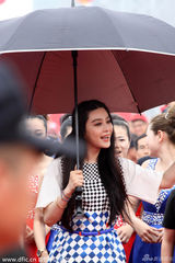 组图：范冰冰格纹短裙捞金 遭众保安狂拍