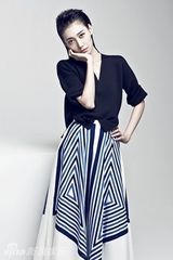 组图：高露时尚御姐写真 性感前卫彰显熟女魅力