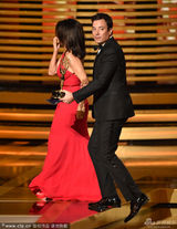 组图：茱莉亚获喜剧最佳女主角遭绝命毒师强吻