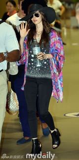 拖家带口！梅根福克斯赴韩老公儿子相伴