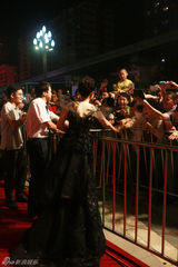 组图：许晴蕾丝裸背亮相活动 场面热烈一度失控