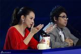 组图：《梦之声》第二季首播 导师韩红现场打假