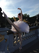 组图：金巧巧巴黎街头起舞 性感火辣秀傲人曲线