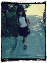 组图：孙莉晒闺女多多近照 多妹戴墨镜酷劲十足