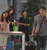 组图：孙悦素颜携子现身机场 儿子顽皮坐行李车