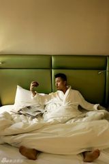 组图：于小伟身着浴袍出镜 时尚大片熟男诱惑