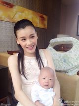 组图：桑兰产子两月晒全家福 儿子小手抓爸爸