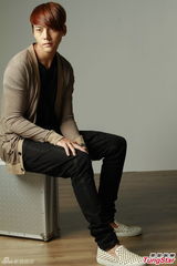 组图：陈伟霆帅气写真曝光 变身忧郁王子