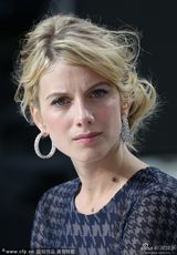 组图：梅拉尼一秒变表情帝 与摩尔逗趣笑不停