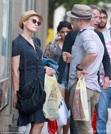 组图：48岁纸牌屋女主角罗宾与小男友恩爱出街