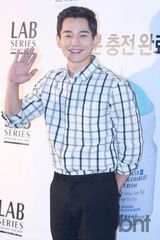 组图：Rainbow佑丽着白衬衫亮相优雅时尚