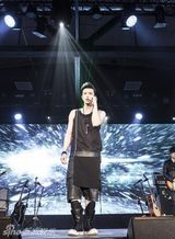 组图：黄鸿升中央车站开唱 展现优质偶像实力