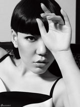 组图：吴莫愁黑白大片曝光 穿紧身裙半卧展优雅