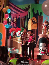 组图：孙俪邓超为女儿办百日宴 四口温馨合影