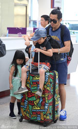 组图：《爸爸》萌娃现台北 黄磊二郎腿姐姐呆萌