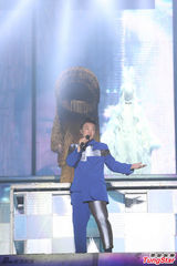 组图：陈奕迅北京开唱不慎滑倒 孙杨谢杏芳撑场