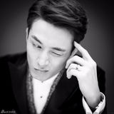 组图：戚薇李承铉婚照曝光 搞怪神情恩爱秀婚戒