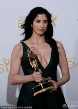 组图：萨拉-丝沃曼获得艾美奖综艺类最佳编剧