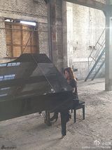 组图：赵薇晒工作照妩媚迷人 网友称撞脸高圆圆