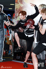 组图：《X战警》韩国试映 BEAST搞怪助阵