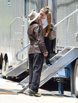 组图：约翰尼德普探班未婚妻当众激吻