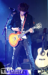 组图：郑俊英新专辑首秀 圆框眼镜卖萌搞笑