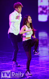 组图：BoA与EXO-K劲歌热舞助阵MCD十周年