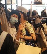 组图：黄日华妻子患癌后康复 携女儿现身购物