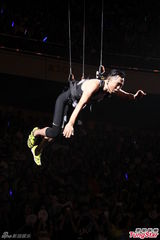 组图：多变哈林(庾澄庆)唱金曲 登小巨蛋万人同欢