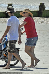 组图：凯特-温丝莱特产后携子散步 上围丰满身材臃肿