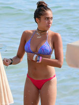 组图：麦当娜17岁女儿泳装秀大胸 骑同伴玩疯